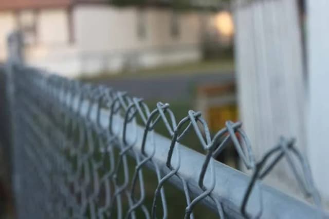 Ile kosztuje ogrodzenie z siatki? Zaskakujące ceny i ukryte koszty Ile kosztuje ogrodzenie z siatki? Zaskakujące ceny i ukryte koszty