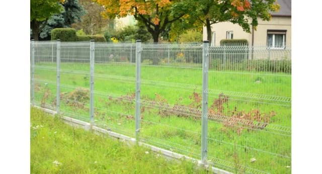 Najtańsze ogrodzenie – porównanie materiałów i ich kosztów Najtańsze ogrodzenie – porównanie materiałów i ich kosztów