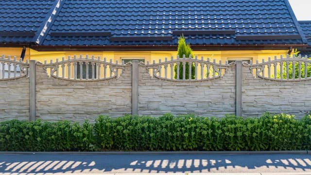 Ile kosztuje ogrodzenie betonowe? Zaskakujące ceny i czynniki wpływające na koszt Ile kosztuje ogrodzenie betonowe? Zaskakujące ceny i czynniki wpływające na koszt